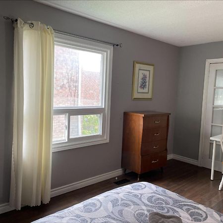 Bhf Near College & Hosp Self-Service Check-In So Fast Net Free Parking In Barrie Esterno foto