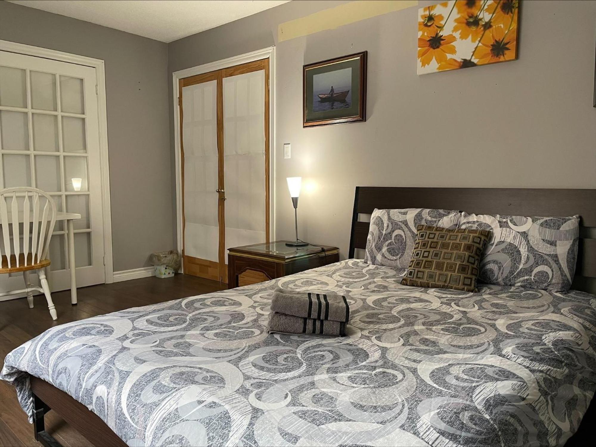 Bhf Near College & Hosp Self-Service Check-In So Fast Net Free Parking In Barrie Esterno foto