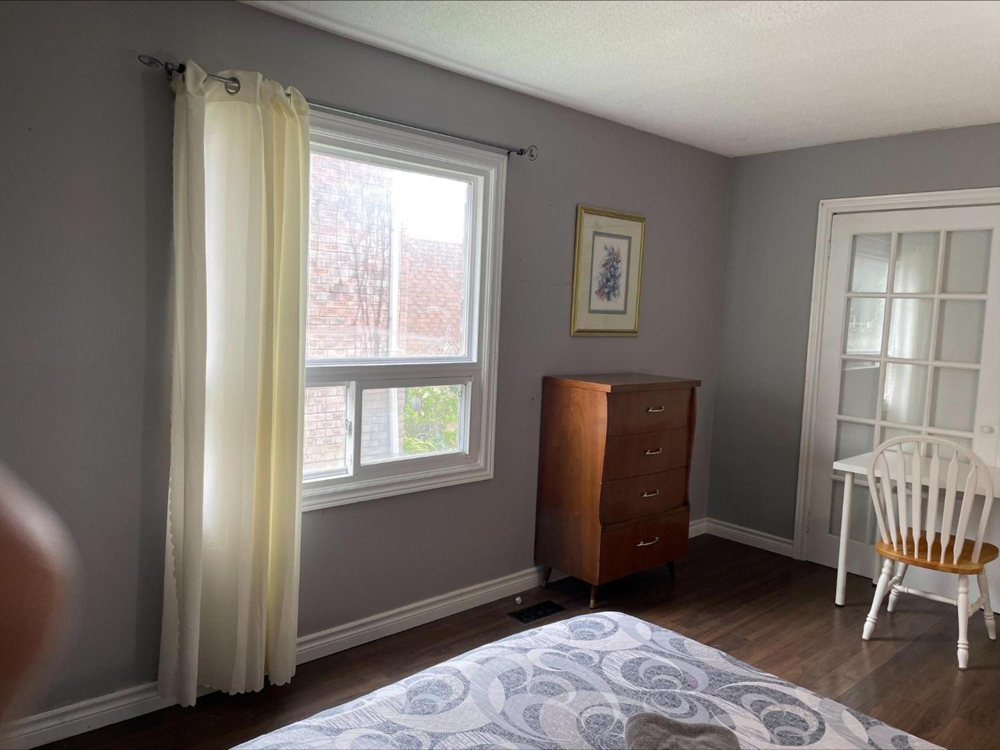 Bhf Near College & Hosp Self-Service Check-In So Fast Net Free Parking In Barrie Esterno foto