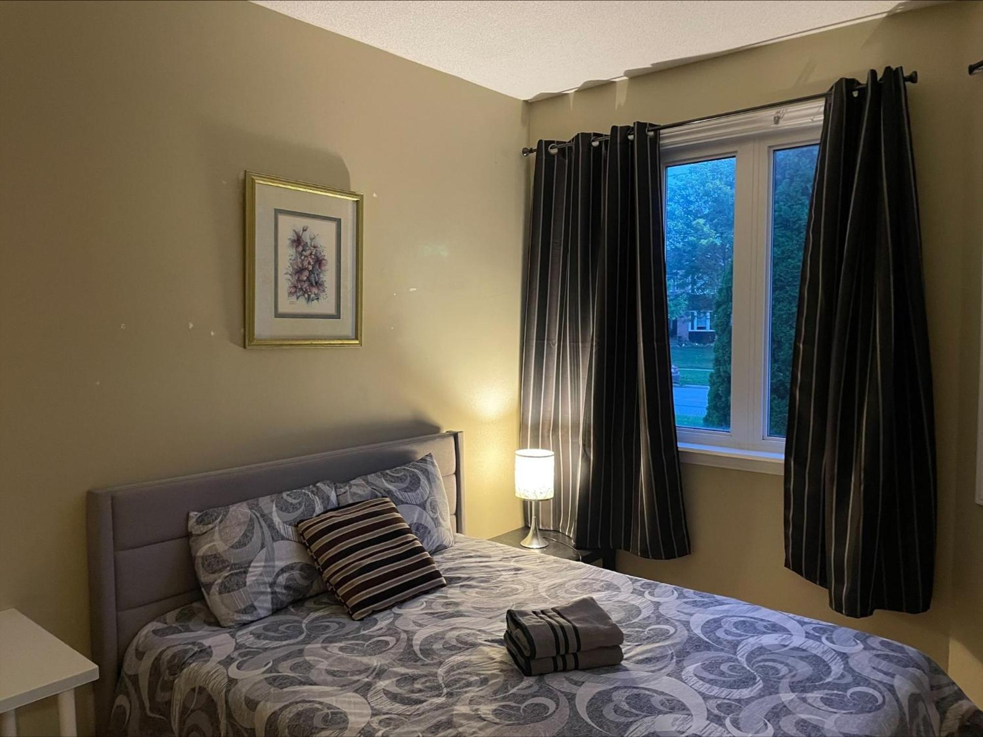 Bhf Near College & Hosp Self-Service Check-In So Fast Net Free Parking In Barrie Esterno foto