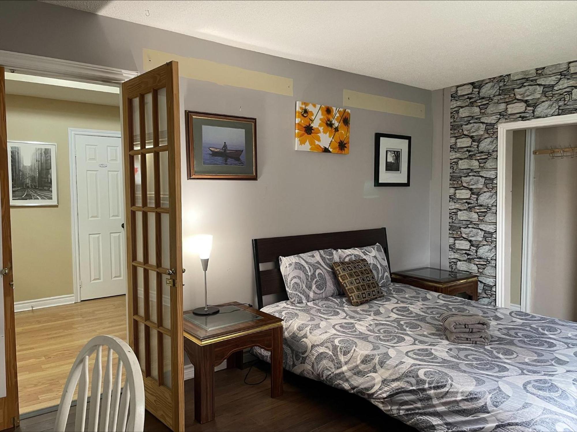 Bhf Near College & Hosp Self-Service Check-In So Fast Net Free Parking In Barrie Esterno foto