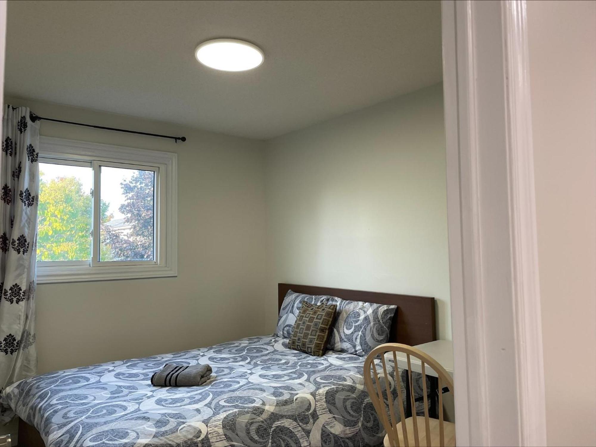 Bhf Near College & Hosp Self-Service Check-In So Fast Net Free Parking In Barrie Esterno foto
