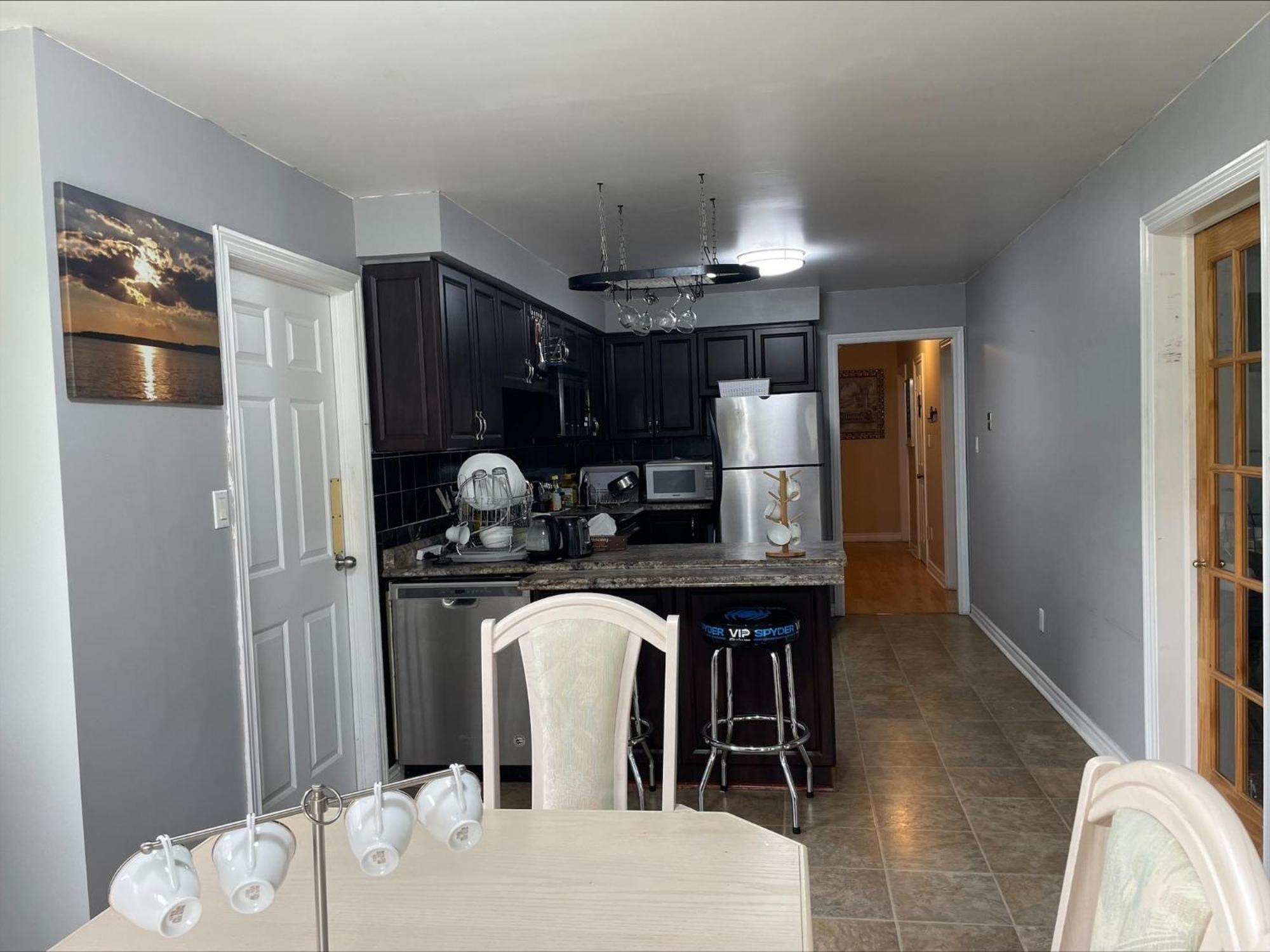 Bhf Near College & Hosp Self-Service Check-In So Fast Net Free Parking In Barrie Esterno foto