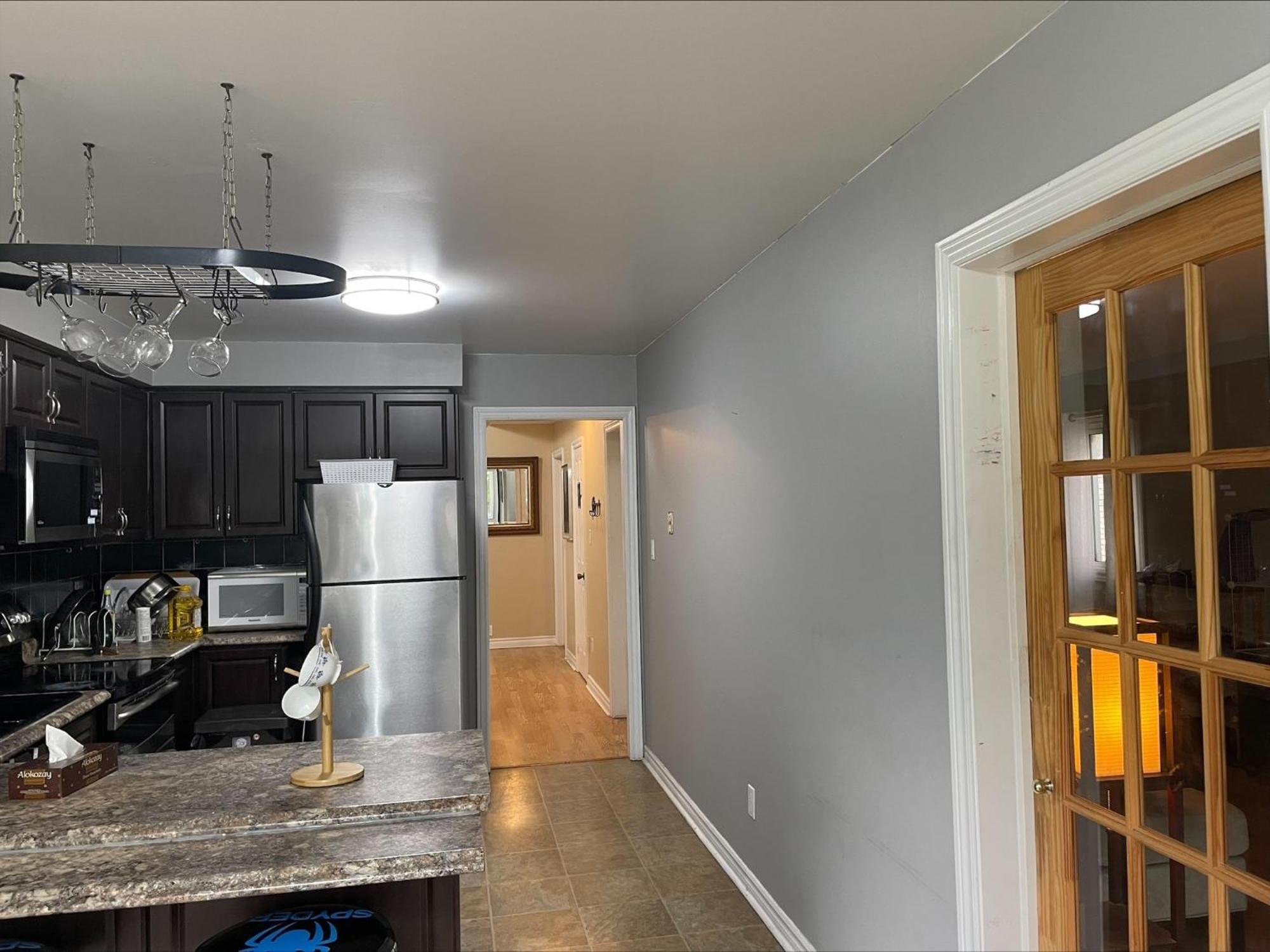 Bhf Near College & Hosp Self-Service Check-In So Fast Net Free Parking In Barrie Esterno foto