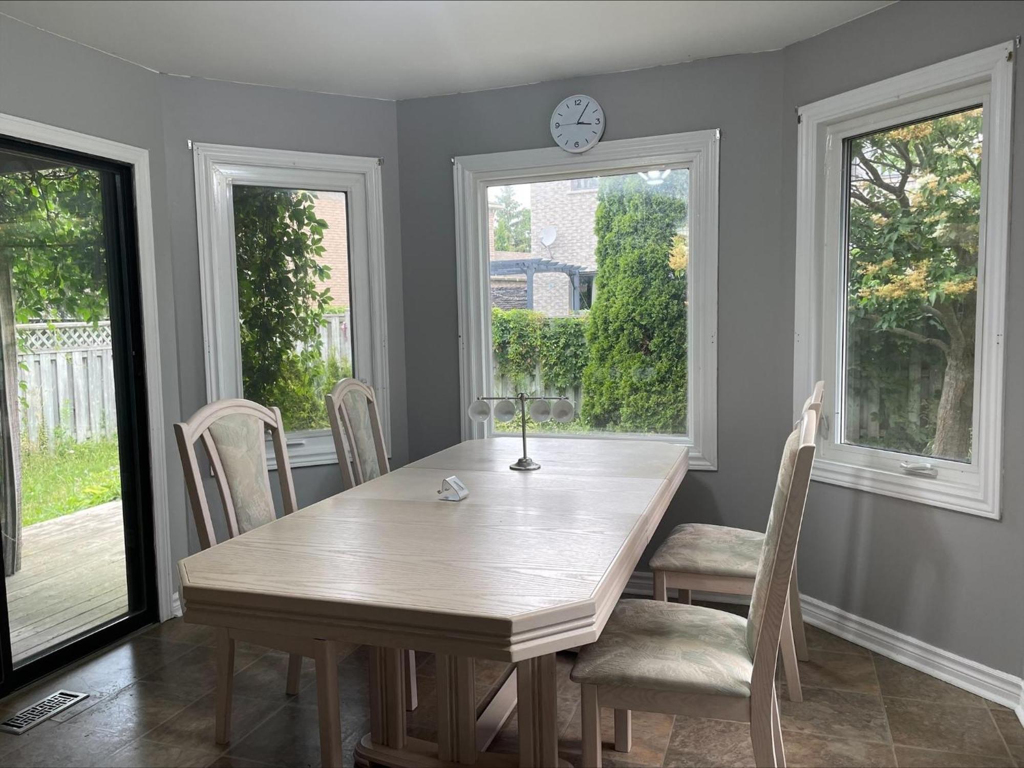 Bhf Near College & Hosp Self-Service Check-In So Fast Net Free Parking In Barrie Esterno foto