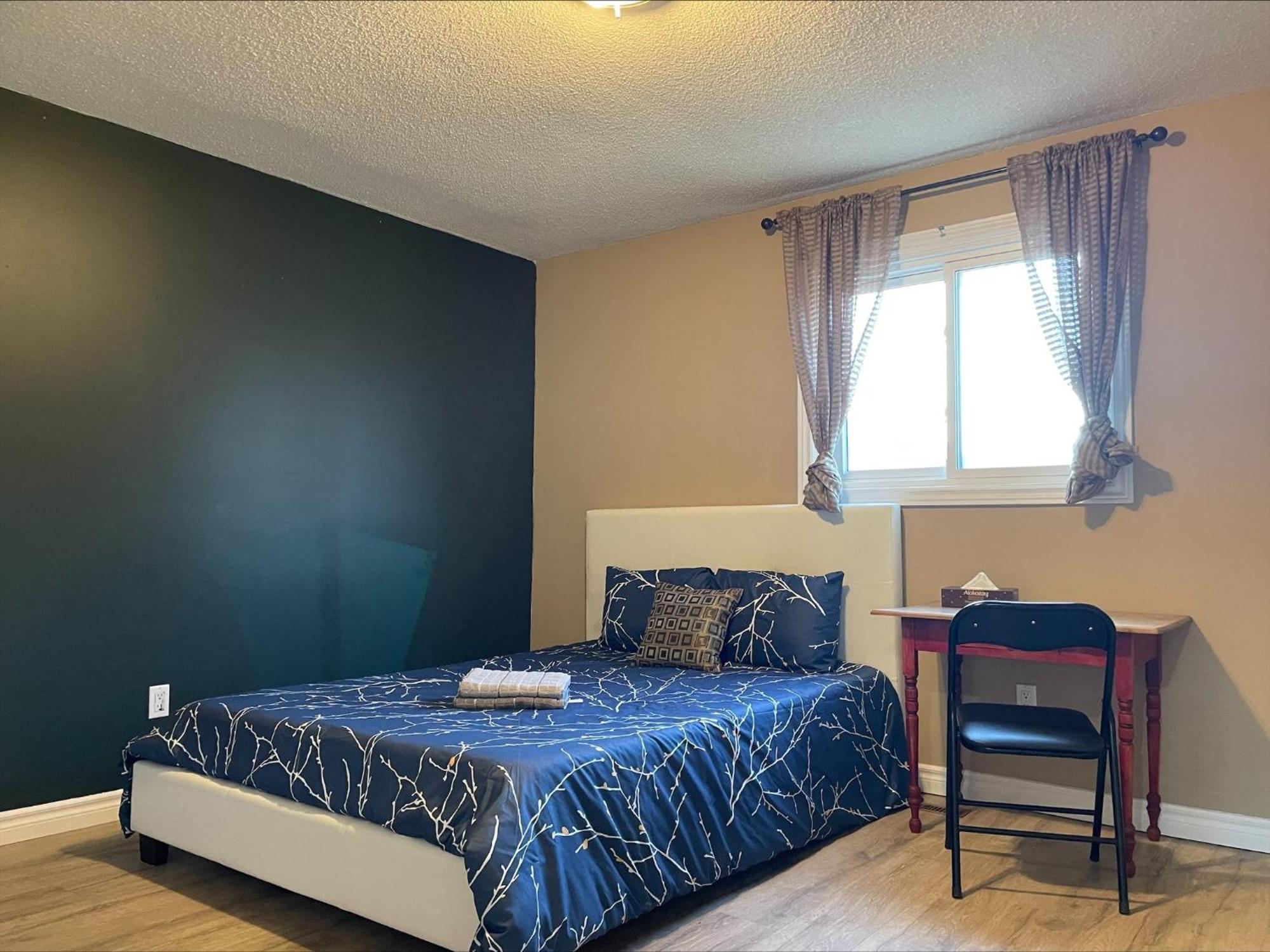 Bhf Near College & Hosp Self-Service Check-In So Fast Net Free Parking In Barrie Esterno foto