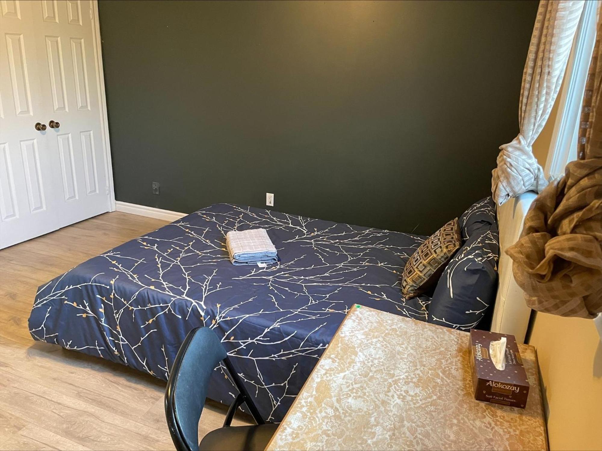 Bhf Near College & Hosp Self-Service Check-In So Fast Net Free Parking In Barrie Esterno foto