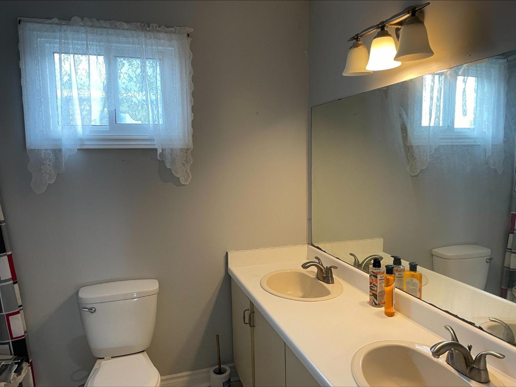 Bhf Near College & Hosp Self-Service Check-In So Fast Net Free Parking In Barrie Esterno foto
